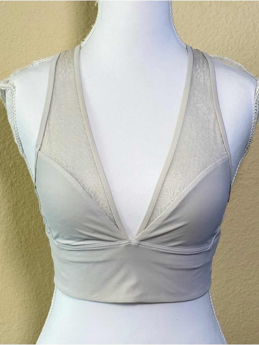 RARE✨ Lululemon Twist & Train Bra Light Pale Gray w/ Mesh Lace Size 6